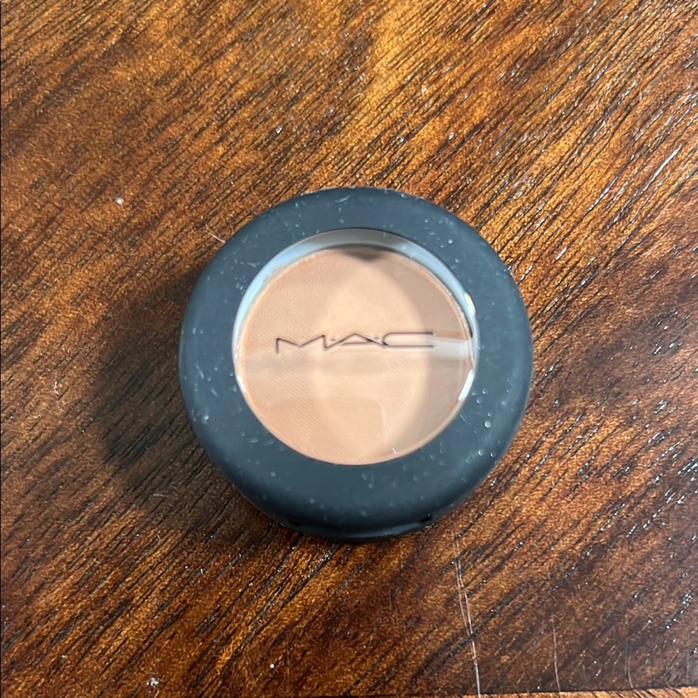 MAC Cosmetics Powder Kiss Eyeshadow - What Clout